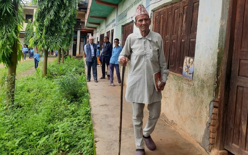   लौरी टेकेर स्कुल जान्छन् ९० वर्षका प्रेमबहादुर 