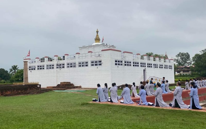 लुम्बिनीको मायादेवी मन्दिर परिसरमा प्रार्थना गर्दै भियतनामी