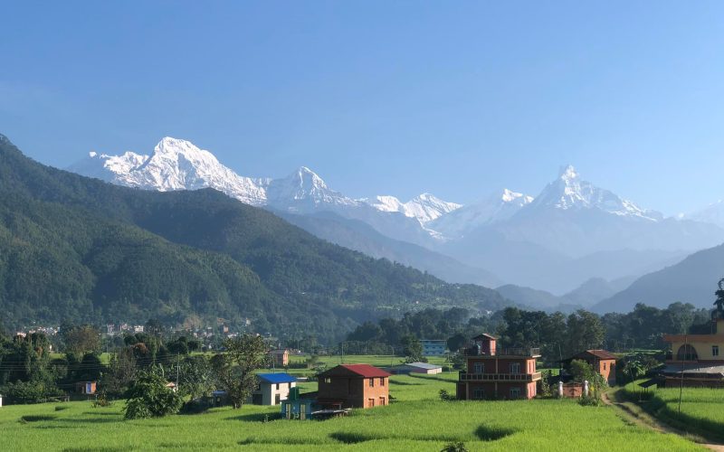 पर्वतको सदरमुकाम कुस्मा बजारबाट देखिएको धौलागिरि र माछापुच्छ्रे हिमाल।  तस्बिर : सुमन सापकोटा