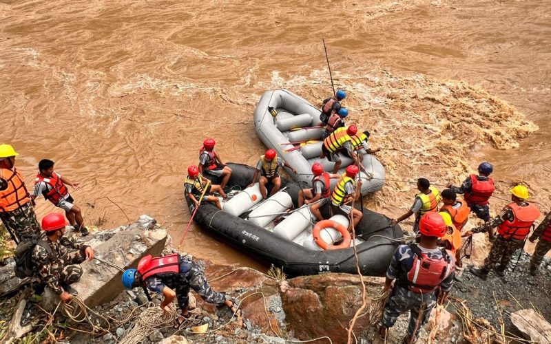 त्रिशूलीमा अझै बेपत्ता छन् ८ गाडी र ८२ यात्रु