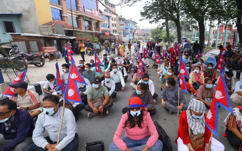 मुखमा कालो टेप लगाएर प्रसाईंका समर्थक सडकमा